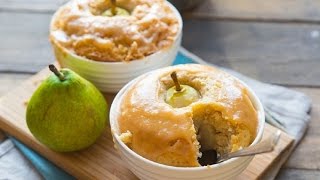 Грушевый десерт с орехами и карамельным соусом