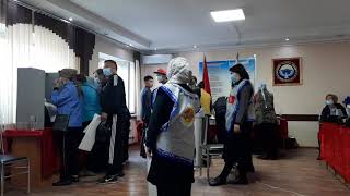 Выборы-2021: участок №7231, село Новопавловка: несколько избирателей голосуют в одной кабине