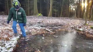 Прогулка в лесу зимой Купание в ледяной луже