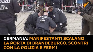 #Germania: manifestanti scalano la Porta di Brandeburgo, scontri con la polizia e fermi
