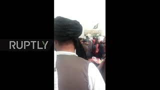 Afghanistan: Hundreds queue to cross into Pakistan in Spin Boldak