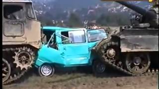 Танк раздавил машину как жестянку.