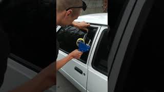 Как открыть машину скотчем