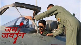 Cockpit में Pilot Seat पर Varun Dhawan, Jet की बारीकियों को समझा