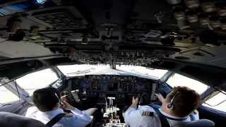 A Pilot's Eye.Boeing 737-800.Flightdeck view
