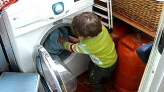 poniendo la lavadora