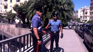 Sanremo Maresciallo dei Carabinieri in motorino rincorre due ladri di valigie e li fa arrestare