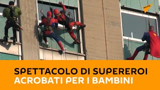 Spettacolo di supereroi acrobati per i bambini all'ospedale San Paolo di Milano