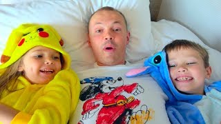 ИГРУшКИ vS коНФеты и МальЧИКИ против ДеВОЧек как папа покемонов ловил Challenge Toys VS Candy