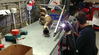 немного процесса сварки коллектора 4-2-1 на Ford Fiesta 1.6