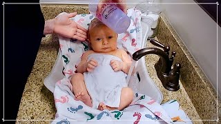 HOW TO BATHE A NEWBORN | Newborn Bathing Hacks | Taylor Lindsay