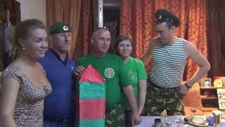 Пограничный столб у подезда в дом  27 мая начало празднования   пограничников