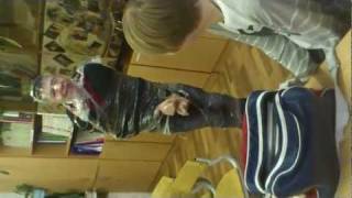 Прикол. Друга объвязали скотчем. Funny video.