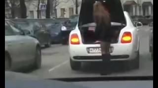 Нагнулась в мини юбке  Озабоченным не смотреть !