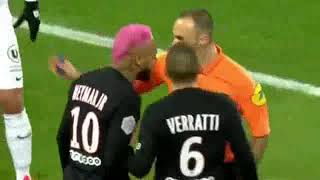 Neymar Trickst Spieler aus und bekommt Gelb Yellow Card