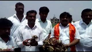 पिकावर तणनाशक फवारणाऱ्या शेतकऱ्याला शिवसेनेची २५ हजारांची मदत