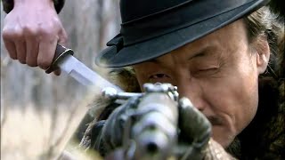 敵軍狙擊手伏擊國軍運輸小隊，正要開槍射擊，卻不料一把刀從脖子後邊審了過來！