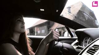 Maxim Girl Zarina fährt Aston Martin