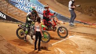 Aksi motor cross jatuh akibat lompat terlalu tinggi