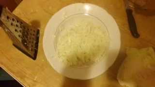 Шинковка капусты на крупной терке. Shredder cabbage on a coarse grater