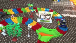 Гибкая трасса с внедорожником распаковка играем с машинкой. Open the flexible track set with jeep.