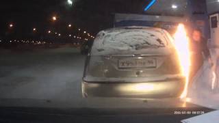 Подожгла "пистолет" на заправке в Сургуте . Аллах акбар