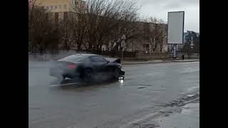 В Киеве пьяный водитель на Mustang протаранил столб и поехал дальше