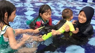 Berenang di kolam air hangat ditemani kakak Azka dan Mecca