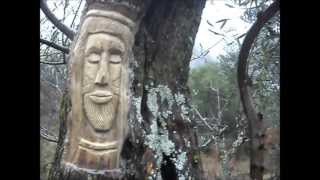 Paisajes de la Sierra de Francia, Caras talladas en el Bosque de los Espejos, Las Casas del Conde.