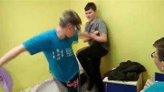 ДРАКА ШКОЛЬНИКОВ ДО КРОВИ В ЛАГЕРЕ!!!! МЯСА КРОВЬ КЯШКИ!