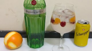 Gin tônica com framboesas, zimbro e casca de laranja Bahia