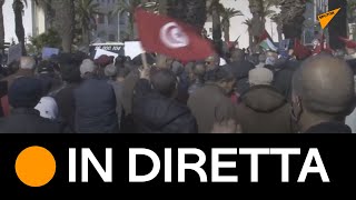#Tunisi: protesta contro il "colpo di stato" del presidente Kais Saied