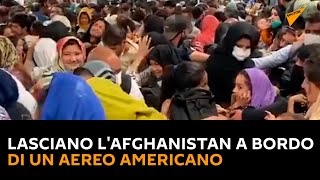 Lasciano l'Afghanistan a bordo di un aereo americano