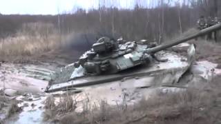 Amerikanischer Panzer M1 Abrams und russischer Panzer T90 in mühevollem Kampf mit Schlamm