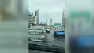 Сильнейший ливень с грозами обрушился на популярный у российских туристов курорт Дубай.