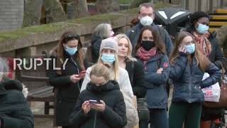 UK: Londoners queue for hours at hospital for boosters