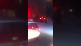 Нахабний водій обʼїхав затор тротуаром