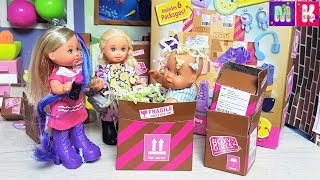 ОДЕВАЛКИ С СЮРПРИЗАМИ КАТЯ И МАКС ВЕСЕЛАЯ СЕМЕЙКА#куклы #мультики/Boxy Girls Toy Surprise