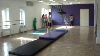 Акробатика дети - рондат, сальто | DanceFam