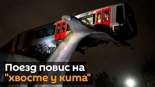 Арт-ЧП: сошедший с рельсов поезд завис в воздухе