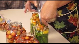"Это вкусно" - консервируем огурцы и делаем компот из ранеток (Бийское телевидение)