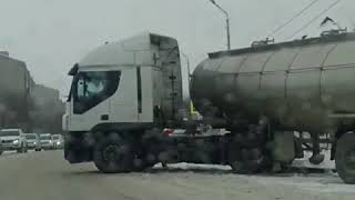 Фура с цистерной застряла во льду