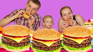 Семейный БУРГЕР ЧЕЛЛЕНДЖ! Бургер со сгущенкой и рыбой! ФУууу! Как это Можно ПРОБОВАТЬ? от Family Box