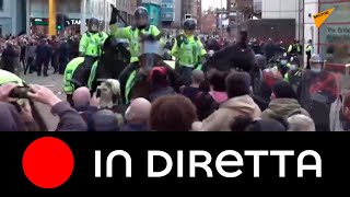 Scontri tra polizia e manifestanti a Bristol