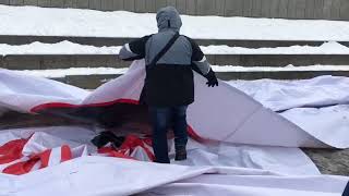 Все баннеры провокационного характера сняли с "Глобуса" и разрезали |  Страна.ua