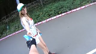 Прикольная девушка-промоутер на роликах. Funny girl-promoter on the rollers