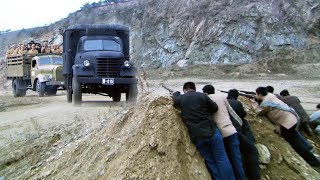 共軍在路上佈下釘子陷阱，埋伏在山坡後，靜靜等待日軍靠近！