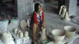 Ninx throws a porselen Bowl in Xian