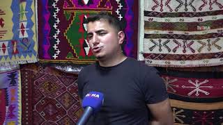 Köy köy dolaşarak tarihi halı ve kilimleri topluyor