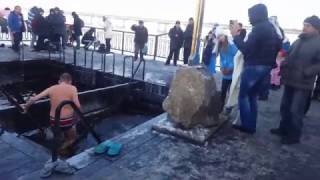 В ПРОРУБЬ НА КРЕЩЕНИЕ ОТДАЮ ПОДАРКИ